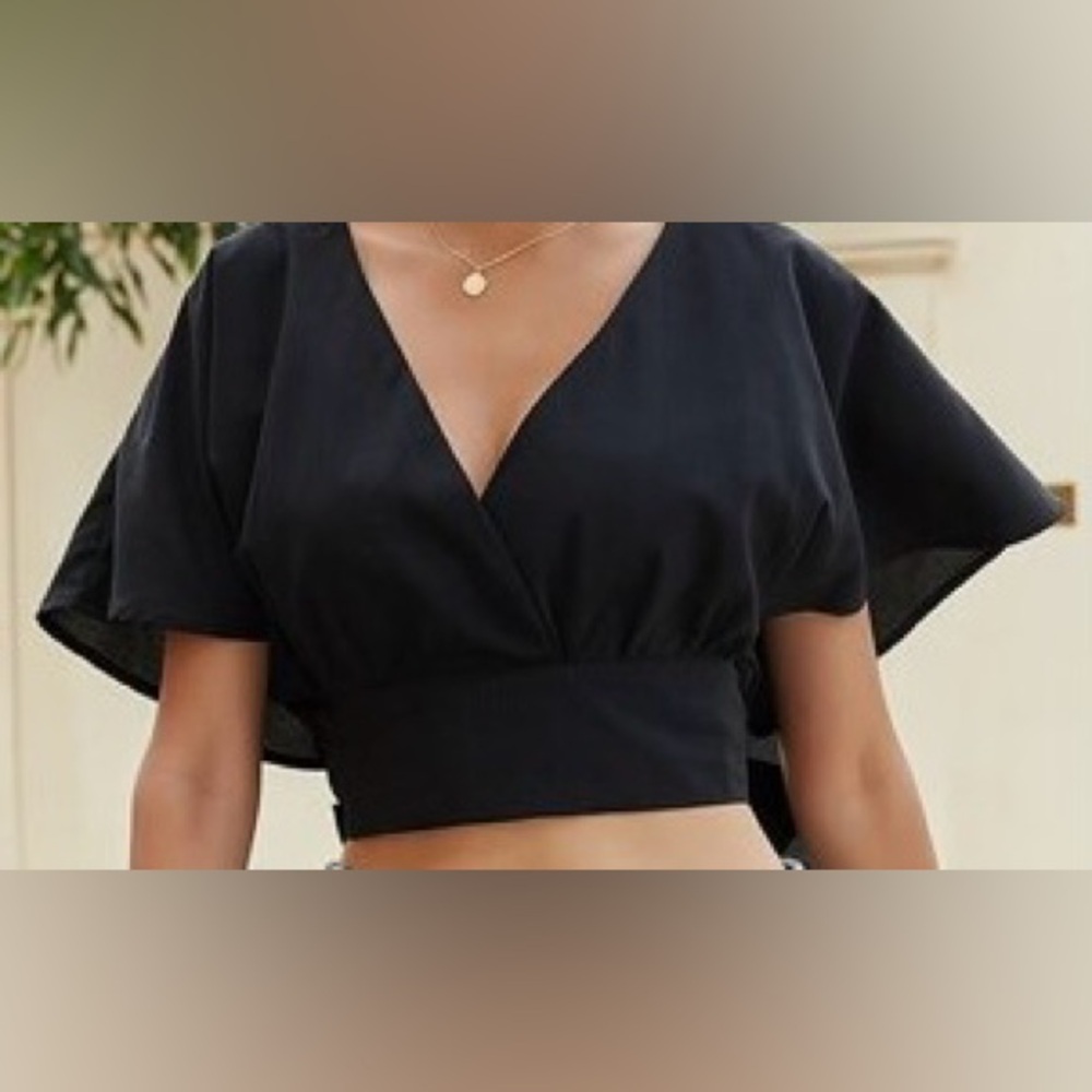 NWOT Flutter Sleeve Keyhole Back Bow-tie Back Black Crop Top Women Small